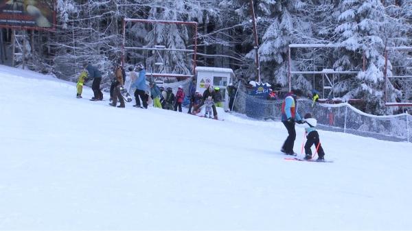 Distracţie în zăpadă, în ultimul weekend înainte de Crăciun. Schiorii au luat cu asalt pârtiile din Predeal