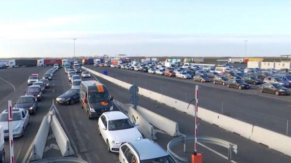 "Numai la noi e așa. Vă bateţi joc!". Românii care se întorc acasă de sărbători aşteaptă ore întregi să intre în ţară