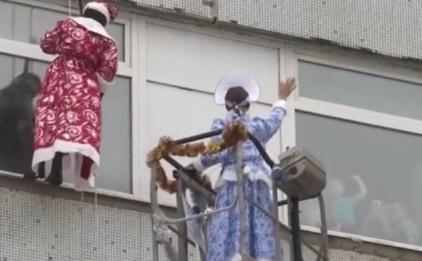 Speranţă înainte de Crăciun: Moş Gerilă le-a făcut o bucurie copiilor internaţi într-un spital din Moscova