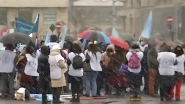 Profesorii ameninţă cu greva generală după îngheţarea salariilor. Mediile ar putea rămâne neîncheiate