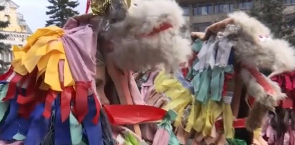 Au răsunat tobele şi tamburinele cu zurgălăi în Botoşani, la festivalul "Din străbuni, din oameni buni…"