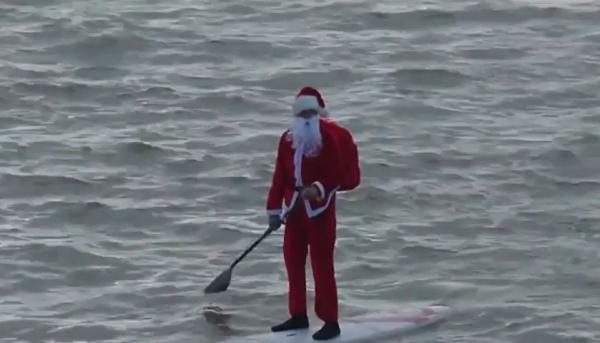 Moş Crăciun a venit la Galaţi, dar nu cu sania, ci cu placa, pe Dunăre. Sacul plin de jucării a atras privirile tuturor copiilor