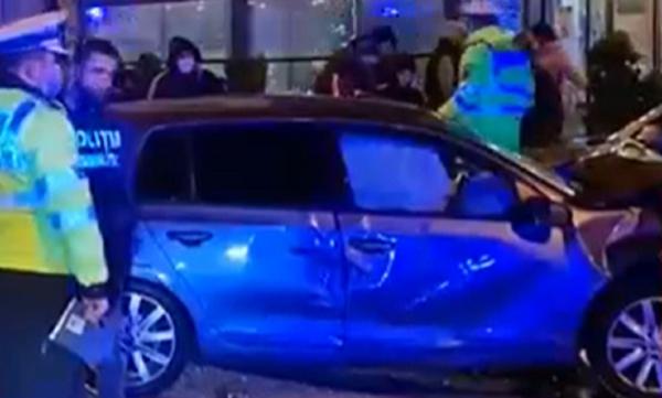 Trei maşini distruse de un șofer vitezoman din Piteşti, după ce a ieșit de pe o stradă laterală, fără să se asigure