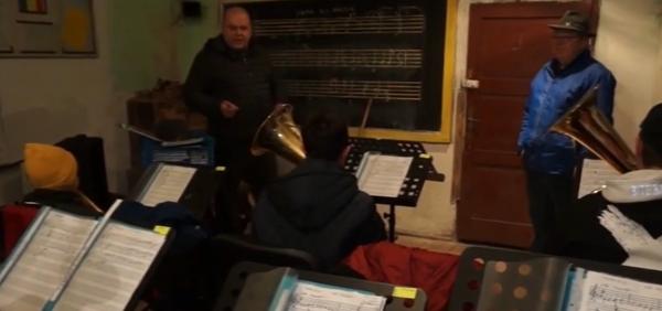 Ultimul sas din comuna bistriţeană Cetate a înființat o orchestră pentru copiii pasionați de muzică. Un fost polițist îl ajută