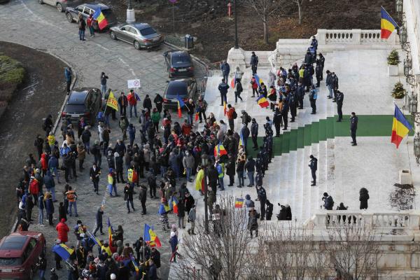 Mașinile ambasadorilor Japoniei și SUA, vandalizate de protestatarii care au încercat să intre cu forța în Parlament