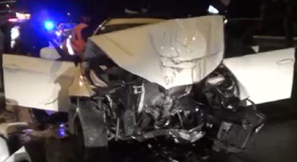 O maşină a rămas practic fără motor pe un drum din Reşiţa, după ce a ajuns într-un stâlp şi a ricoşat într-un vehicul