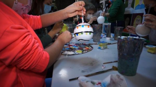 Atelierul de pictură pe globuri, cu Dora Baba. Nu există restricţii când vine vorba de imaginaţie