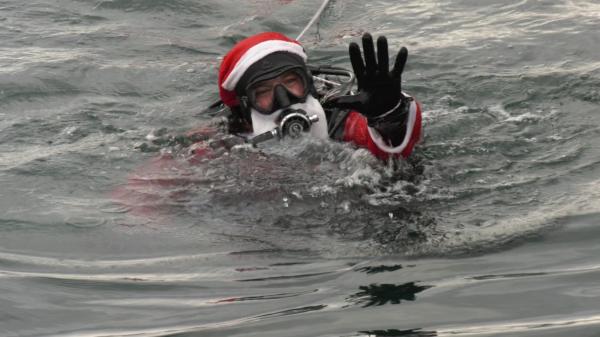 Moş Crăciun abandonează sania, în lipsa zăpezii. La Galați a ajuns cu carul, iar la Constanța a ieșit din apele mării