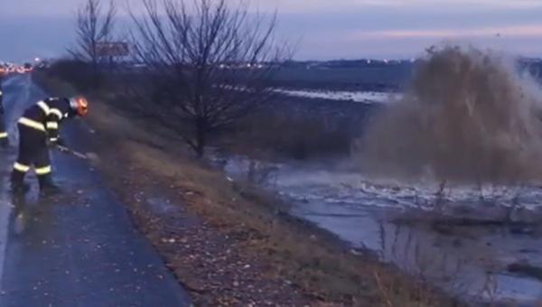 Avarie la o magistrală de apă, pe Centura de Vest a Ploieștiului. A intervenit un echipaj ISU