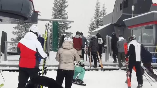 Reguli legislative şi asigurare obligatorie pentru coborârea de pe pârtii. Amenzile pot ajunge şi la 1.000 de euro