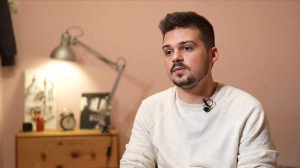 Poveste demnă de film: Abandonat la 5 ani în orfelinat, Toma a înţeles că pentru a scăpa din iadul copilărie trebuie să privească tot mai sus