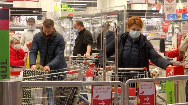 Mallurile, ultima şansă pentru cei care încă nu au cumpărat cadourile de Crăciun. Cozi uriaşe în magazine, cu doar câteva ore înainte de închidere