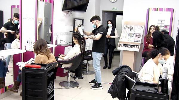 Aglomeraţie la saloanele de înfrumuseţare, în Ajun de Crăciun. Ce machiaj recomandă specialiştii pentru sărbători