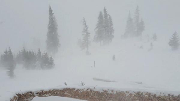 Viscol, ninsori, blocaje în trafic şi accidente. Iarna şi-a intrat în drepturi în mai multe zone din ţară