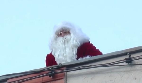 Moş Crăciun a rămas blocat pe un acoperiş din Galaţi. Strigătele i-au alertat pe trecătorii care au chemat pompierii