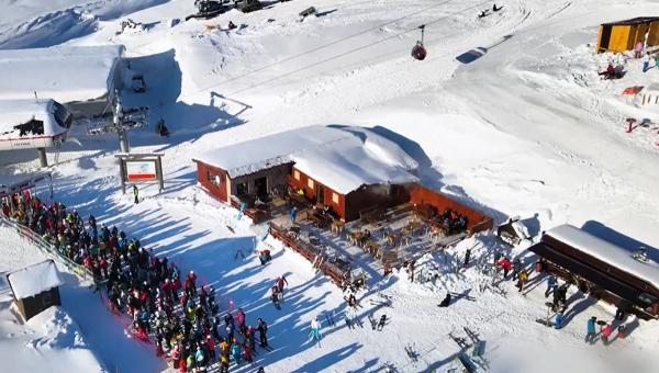 Stratul consistent de zăpadă ţine cu turiştii care îşi vor petrece Crăciunul pe pârtie