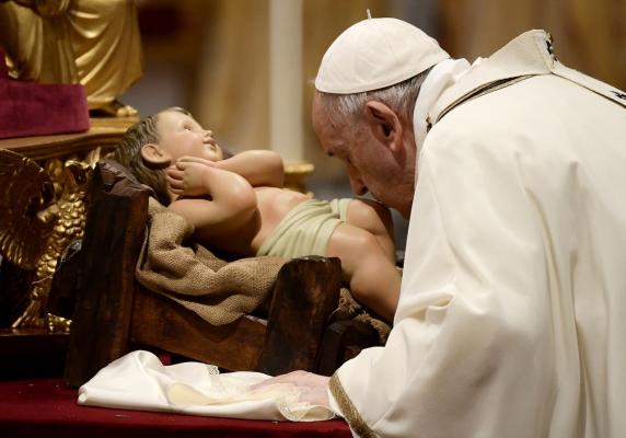 În timpul slujbei din Ajun, Papa Francisc le-a amintit credincioşilor că Iisus s-a născut sărac şi i-a îndemnat la modestie