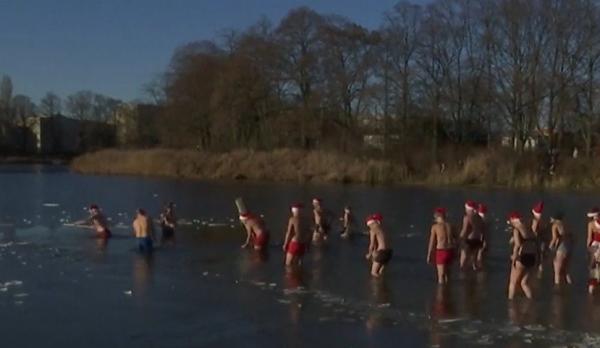 Cei mai curajoşi nemţi şi britanici au sărbătorit Crăciunul cu o baie în ape îngheţate