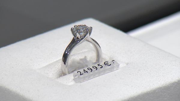 Un inel, scump cât o casă în centrul Capitalei, cel mai valoros cadou de Crăciun. Cât au cheltuit românii pentru darurile din acest an