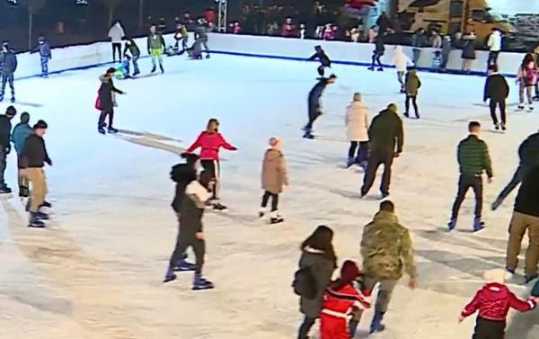 La patinoarul din Târgu Mureş, un DJ a dat startul petrecerii, după masa festivă de Crăciun: "E ca o discotecă în aer liber"
