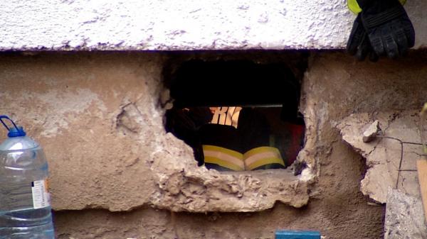 Femeia rămasă blocată între blocuri în timp ce căuta pisici, salvată după 3 ore. Pompierii au uns-o cu ulei pentru a o scoate