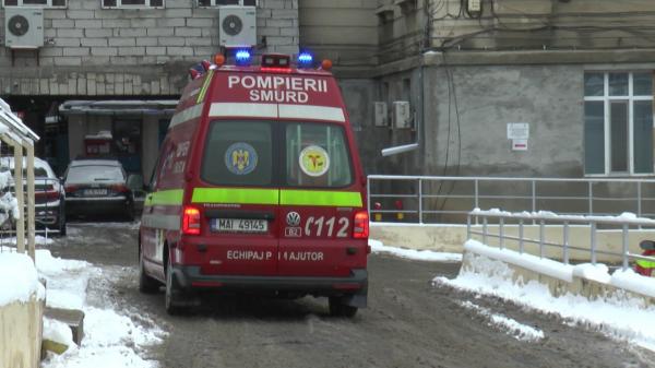 Bărbat din Iaşi, mort după ce a ajuns la spital cu hipotermie şi o alcoolemie uriaşă. S-a cinstit de sărbători până nu a mai putut să dea drumul la căldură