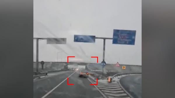 O şoferiţă băută a făcut slalom pe şosea 200 de kilometri. Poliţia a organizat un filtru pentru a o putea prinde. Ce alcoolemie avea