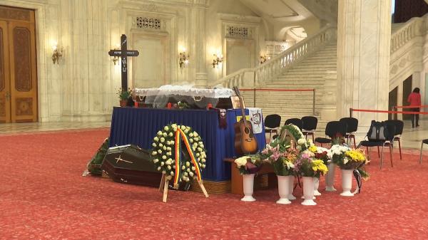 Victor Socaciu a fost omagiat în Parlament. Soția artistului, transfigurată de durere: ”S-a luptat cu infecţia cât a putut”