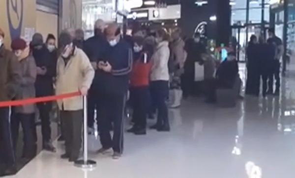 Cozi uriaşe la centrele de vaccinare din Brăila, dar nu pentru imunizare. Oamenii s-au înghesuit să primească voucherele promise de luni bune