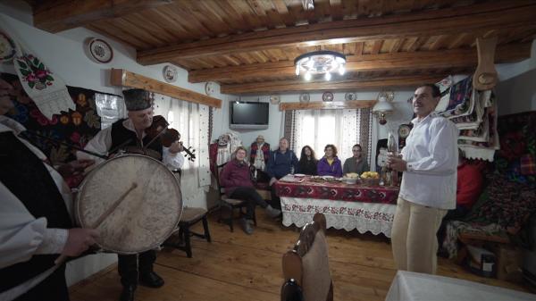 Revelion 2022. Turiştii din Maramureş întâmpină noul an cu joc şi cântece tradiţionale