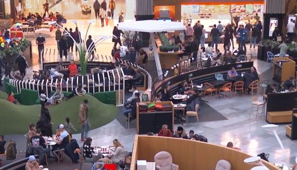 Bucureștenii s-au înghesuit la mall în prima zi din 2022. Cine a ieșit la plimbare s-a bucurat de o vreme ca de început de primăvară