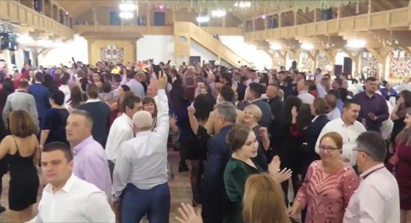 Revelion la restaurant, ca în vremurile bune. Imagini de la o petrecere cu 400 de invitați la Oncești, în Maramureș