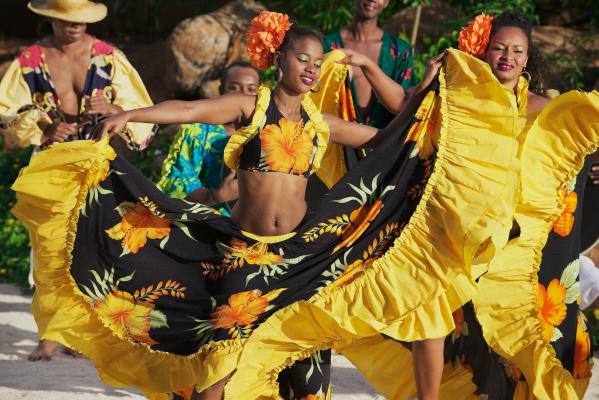 Petrecere ca acasă, cu hore și muzică populară, pentru românii care au făcut Revelionul în Mauritius