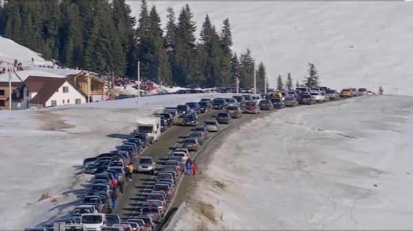 Cozi infernale în trafic la întoarcerea din concediul de la munte. Unii şoferi şi-au pierdut răbdarea şi s-au luat la bătaie