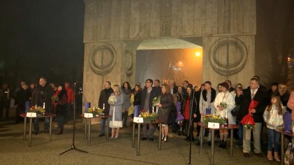 Au zis "Da" în noul an. Şase cupluri au ales să îşi unească destinele la Poarta Sărutului