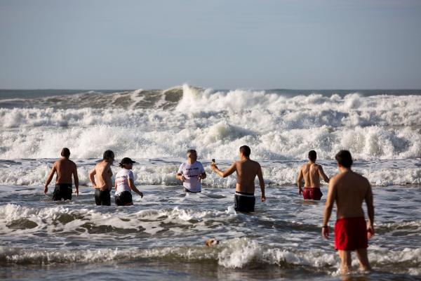 Anul Nou a început la scăldat. Din Marea Britanie și până în Italia, oamenii au lăsat la o parte inhibițiile pentru o primă baie