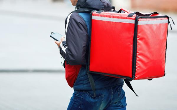 Aplicațiile de livrat mâncare, blocate de prea multe comenzi în prima zi din 2022. Bucătar: ”Am mai livrat şi noi, i-am ajutat pe livratori”