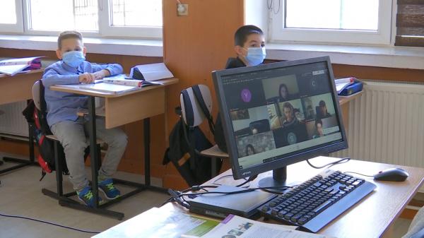 Azi sună clopoţelul pentru elevii de gimnaziu şi liceu. Ministerul Educației vrea să recupereze cele 2 săptămâni de vacanţă forţată de la finalul lunii octombrie