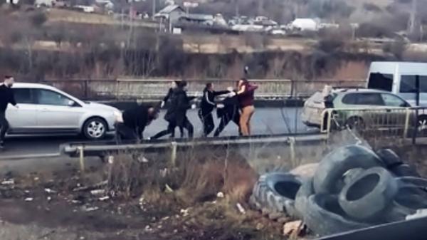 Tânărul luat la bătaie de alți șoferi pe Valea Prahovei depășise coloana și încerca să se bage în față