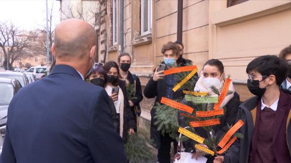 Protest cu sorcove la Ministerul Educației, în prima zi de școală din 2022. Elevii, nemulțumiți de schimbările în structura anului școlar