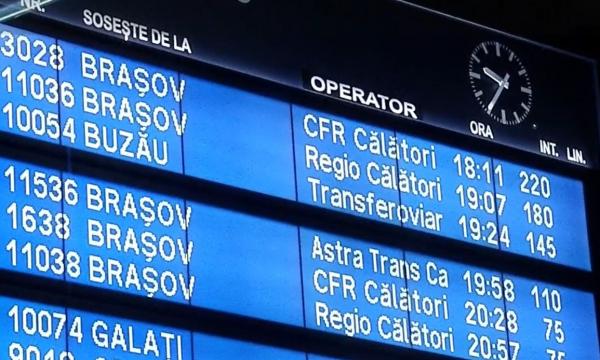 Trafic feroviar blocat ore în șir, după ce o locomotivă a luat foc. Tinerii bocați în trenuri au continuat petrecerea începută în stațiunile montane