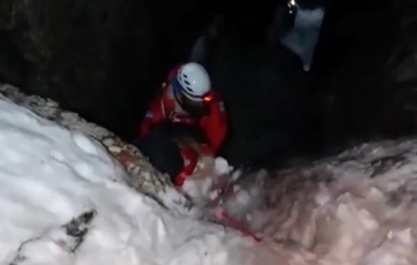 O alpinistă care a alunecat într-o râpă din Bucegi a fost salvată de salvamontiști, după o operațiune de nouă ore
