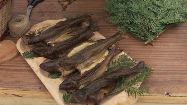Secretul păstrăvului afumat în cobză, reţeta bucovineană care a cucerit mulţi pretenţioşi