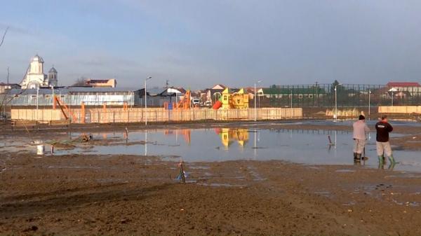 Cel mai mare parc din Satu-Mare, în valoare de 3 milioane de euro, a fost inundat. Muncitorii scot apa şi nămolul cu lopata