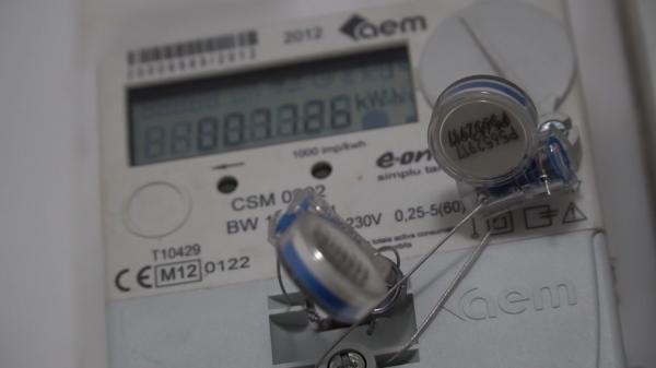 Românii care ar putea fi deconectaţi temporar de la energia electrică, în cazul în care consumă prea mult curent. Ce aparate nu trebuie ţinute simultan în priză