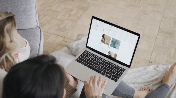 Românii, campioni la returnarea produselor cumpărate online. După sărbători, 3 din 10 colete se întorc în magazine