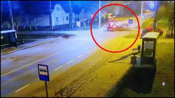 Moment dramatic surprins de camere: O șoferiță inconștientă din Timiș a intrat cu viteză într-o intersecție și a lovit în plin o mașină care circula regulamentar