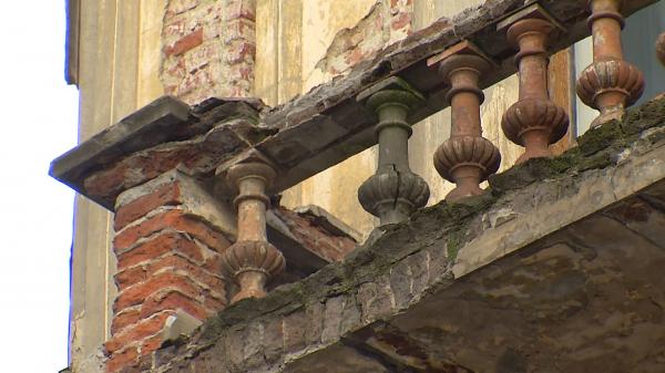 Clădirile aflate în risc de prăbuşire ar putea fi consolidate pe banii statului. Proprietarii însă nu le vor putea vinde timp de 25 de ani