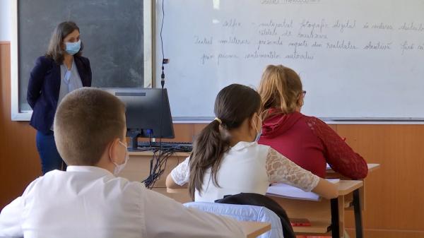 Sute de mii de elevi, afectaţi de schimbarea privind modul de acordare a burselor. Modificările propuse de Guvern