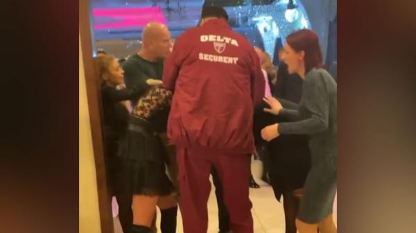 Din gelozie, două femei s-au luat la bătaie la o petrecere de Revelion. În loc să le despartă, unii martori și-au făcut selfie cu ele